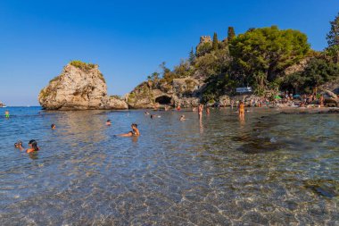 Taormina, İtalya: Arkadaki Isola Bella adası ile Taormina sahilinde yaşayan insanlar. Sicilya, İtalya