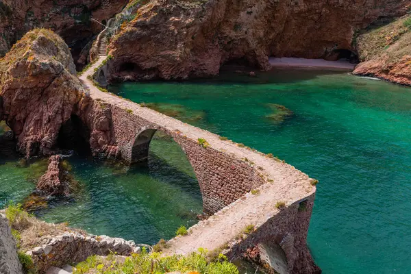 Köprüden Fort John Baptist 'e, Berlenga adasında, Peniche yakınlarında. Portekiz