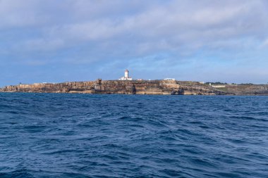 Nau dos Corvos kaya oluşumu ve Carvoeiro deniz feneri Peniche, Portekiz 'de bir uçurum üzerinde