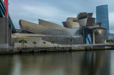 Bilbao, İspanya: Guggenheim Müzesi, Kanadalı-Amerikalı mimar Frank Gehry tarafından tasarlanan modern ve çağdaş sanat müzesidir..