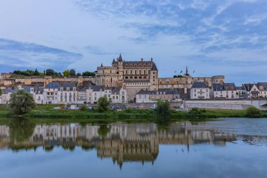 Amboise, Fransa: Amboise Kalesi 'nin resimli manzarası; Fransa' nın Amboise kentinde tarihi bir kale; Loire Nehri 'ne bakan.
