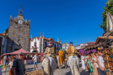 Caminha, Portekiz: Ortaçağ Fuarı canlandırması sırasında Caminha. Caminha Portekiz 'in kuzeyinde bir kasabadır ve turistler arasında çok popülerdir..