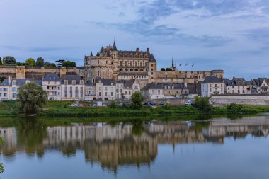 Amboise, Fransa: Amboise Kalesi 'nin resimli manzarası; Fransa' nın Amboise kentinde tarihi bir kale; Loire Nehri 'ne bakan.