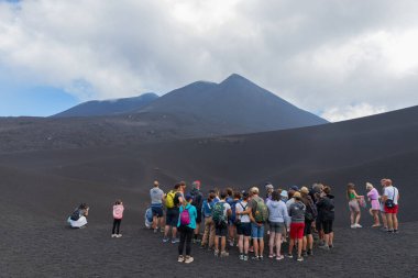 Etna Dağı, Catania, Sicilya, İtalya: Etna Dağı, Sicilya, İtalya 'da aktif volkan kraterinde yürüyen insanlar