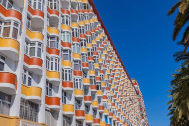 Gran Canaria, İspanya: Gran Canary 'de Puerto de Mogan' da inşa edilen ve balkonları kırmızı, turuncu ve sarıya boyanmış renkli binalar. İspanya