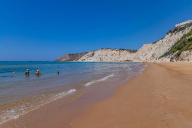 Sicilya, İtalya: İtalya 'nın Sicilya kentindeki Scala dei Turchi plajında (Türklerin Merdivenleri) bazı insanlar