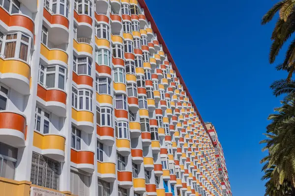 Gran Canaria, İspanya: Gran Canary 'de Puerto de Mogan' da inşa edilen ve balkonları kırmızı, turuncu ve sarıya boyanmış renkli binalar. İspanya
