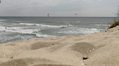 Figueira da Foz, Portekiz: Figueira da Foz yakınlarındaki Atlantik dalgalarında yüzen canlı bir grup uçurtmacı