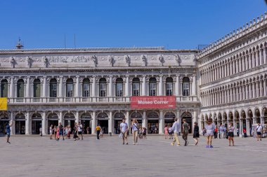 Venedik, İtalya: San Marco meydanında bir turist. Venedik çok popüler bir turizm merkezidir. Venedik, İtalya
