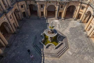 Tomar, Portekiz: İsa Manastırı 'nın süslü bahçesinde katmanlı bir çeşme ve kemerli galeriler