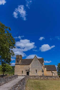 Beynac yakınlarındaki Vezac kilisesi, Perdigord bölgesindeki Dordogne nehri boyunca, Nouvelle Aquitaine, Fransa