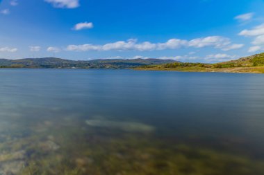 Barragem do Alto Rabagao ya da Pisoes Barajı, Montalegre, Portekiz tarafından oluşturulan yapay gölde uzun bir yolculuk.