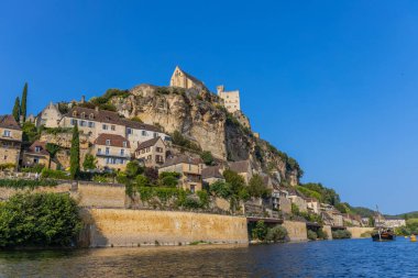 Dordogne nehrinden Beynac kalesi. Beynac et Cazenac, Yeni Aquitaine, Fransa