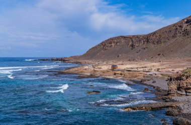 Gran Canaria, İspanya: Las Palmas, La Isleta yarımadasının kıyısındaki El Confital plajında insanlar. Büyük Kanarya, İspanya