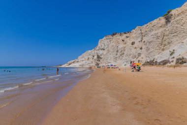 Sicilya, İtalya: İtalya 'nın Sicilya kentindeki Scala dei Turchi plajında (Türklerin Merdivenleri) bazı insanlar