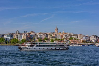 İstanbul, Türkiye: İstanbullar 'ın deniz cazibesini tarihi mimariyle harmanlayarak, ikonik Galata Kulesi yakınlarındaki tekneler denize açıldı.