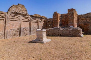 İtalya, Napoli yakınlarındaki Pompei harabeleri. Pompeii, Vezüv patlamasından ölen antik bir Roma şehridir. Pompeii 'de terk edilmiş tarihi mimari.