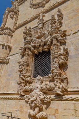 Tomar, Portekiz: Manueline tarzında, Bölüm penceresinin ayrıntıları (Janela do Capitulo). Tapınak Şatosu 'ndaki İsa Manastırı. Unesco Miras Sitesi.