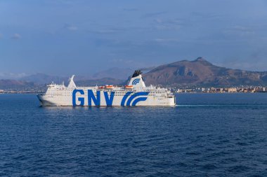 Napoli, İtalya 'da bir GNV feribotu Napoli kıyılarından denize açılıyor. İtalya