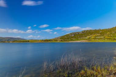 Barragem do Alto Rabagao ya da Pisoes Barajı, Montalegre, Portekiz tarafından oluşturulan yapay gölde uzun bir yolculuk.