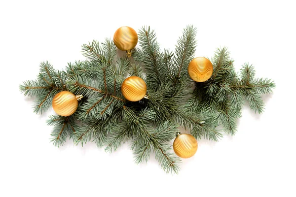 白い背景に隔離されたモミの枝やおもちゃのボールでクリスマスの装飾 — ストック写真