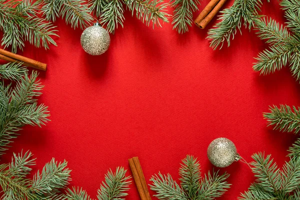 Vánoční Červené Pozadí Zelených Jedlových Větví Rám Horní Pohled — Stock fotografie