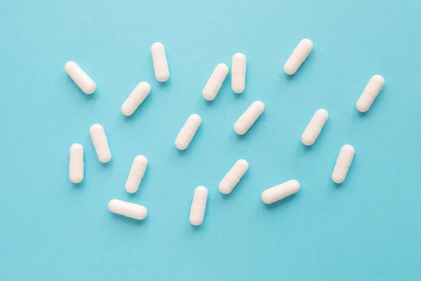 Fehér Kapszula Tabletták Kék Háttér Fénymásolás Orvosi Egészségügyi Koncepció — Stock Fotó