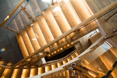 Güvenlik açısından aydınlatma için merdiven ampulü. Ahşap merdiven. Modern bina merdiveni tasarımının iç mimarisi.
