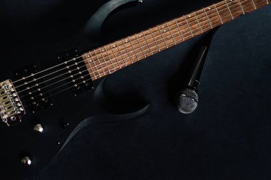 Siyah arkaplanda siyah elektro gitarı kapat