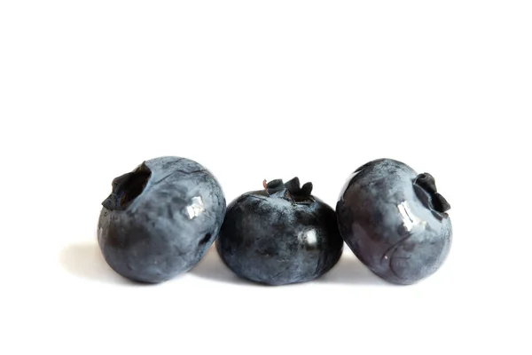 白い背景に隔離されたブルーベリーの3つの新鮮な熟した果実 — ストック写真