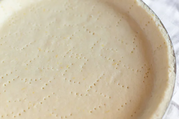 Torta Branco Massa Pão Curto Antes Assar Uma Forma Redonda — Fotografia de Stock