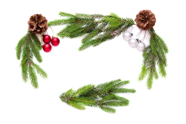 モミの木と暗い木製のボード上の装飾とクリスマスの背景 — ストック写真