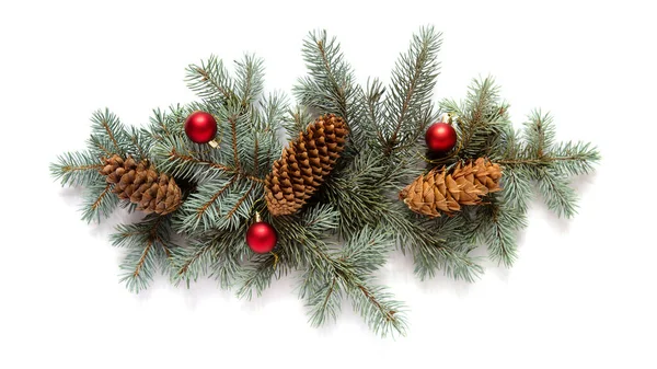 크리스마스의 크리스마스 나뭇가지 크리스마스 장난감 솔방울등으로 만들어 있으며 배경에는 외따로 — 스톡 사진