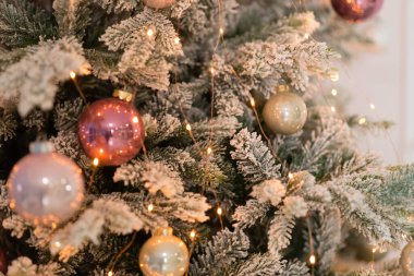 Köknar ağacı ve dekorasyonlu Noel arkaplanı