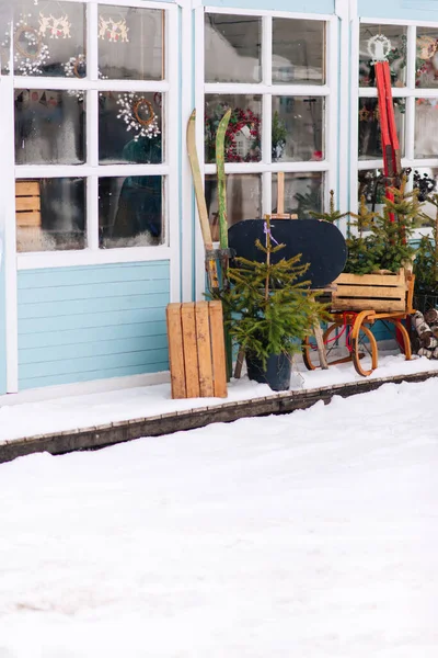 Casa Legno Con Pareti Blu Paesaggio Invernale Innevato — Foto Stock