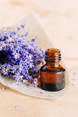 Bitkisel yağ ve ahşap arka plan üzerinde lavanta çiçekleri