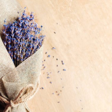 Ahşap arka planda bir demet lavanta çiçeği. Aromaterapi.