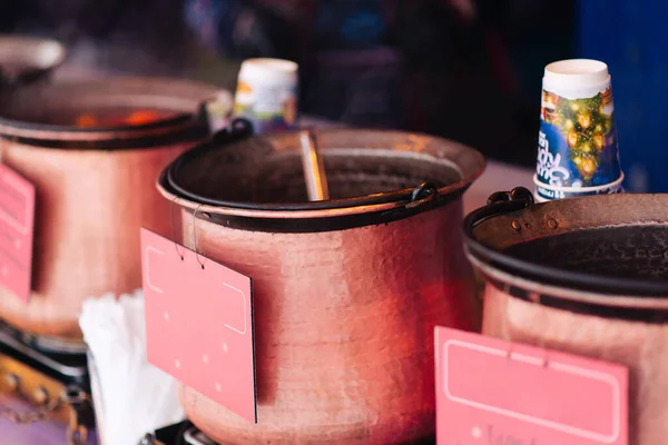 Vinho Quente Tradicional Uma Bebida Rua Inverno Preparado Aquecido Pote — Fotografia de Stock