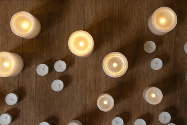 Αναμμένα Κεριά Στο Ξύλινο Τραπέζι Επιλεκτική Εστίαση — Φωτογραφία Αρχείου