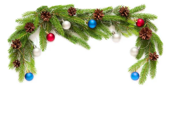 クリスマスツリーの枝 クリスマスのおもちゃや孤立したコピースペースと白い背景に松のコーンで作られたクリスマスフレーム — ストック写真