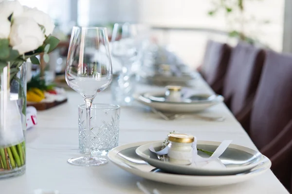 stock image beautiful table setting with white flowers, ribbon and cutlery at home or in a restaurant