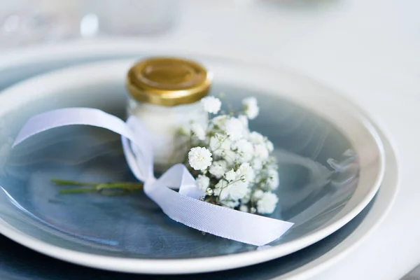 Beyaz Çiçekli Kurdeleli Çatal Bıçaklı Güzel Bir Masa Stok Resim