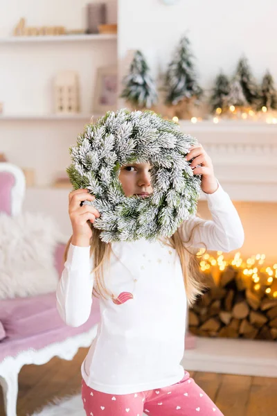 Menina Bonito Com Decorações Natal Grinalda Ano Novo — Fotografia de Stock