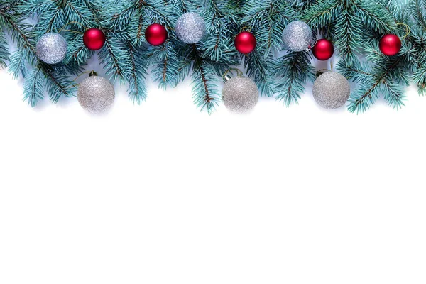 Weihnachtsrahmen Aus Weihnachtsbaumzweigen Weihnachtsspielzeug Und Tannenzapfen Auf Weißem Hintergrund Mit — Stockfoto
