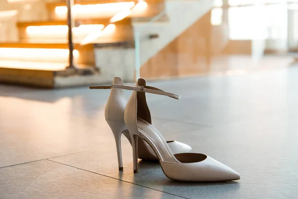 Frauen Elegante Klassische Weiße Schuhe Auf Dem Boden — Stockfoto