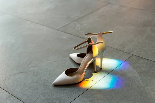 Die Eleganten Klassischen Weißen Schuhe Der Frauen Auf Dem Boden — Stockfoto