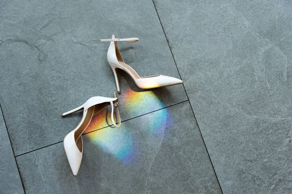 Élégantes Chaussures Blanches Classiques Pour Femmes Sur Sol Éclairage Arc — Photo