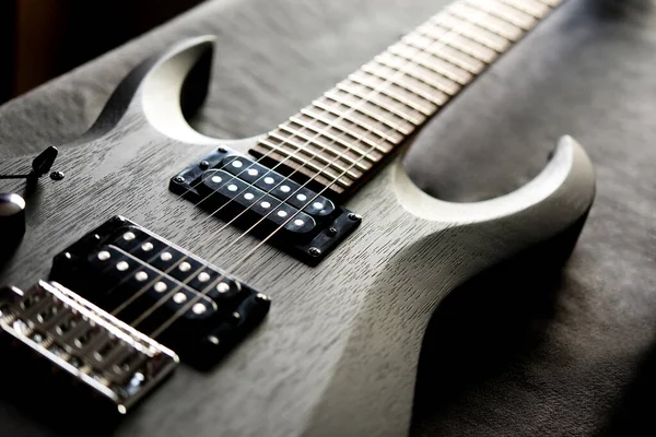 Cerrar Guitarra Eléctrica Negra Sobre Fondo Negro —  Fotos de Stock