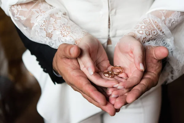 Hände Von Braut Und Bräutigam Auf Dem Hintergrund Des Hochzeitstages — Stockfoto