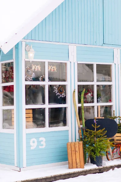 青い壁の木造住宅 雪の冬の風景 — ストック写真